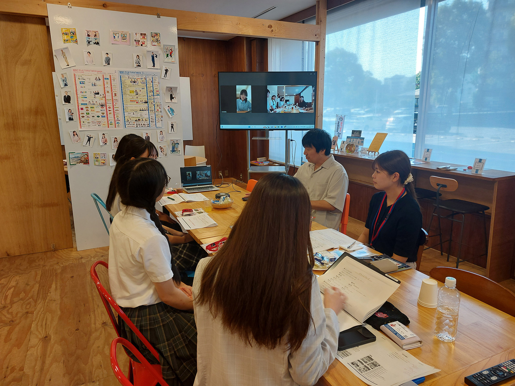 みんなでアイデアを出し合う企画会議の様子
