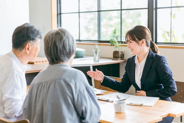 訪問してマンツーマンで支援する「伴走支援型」です
